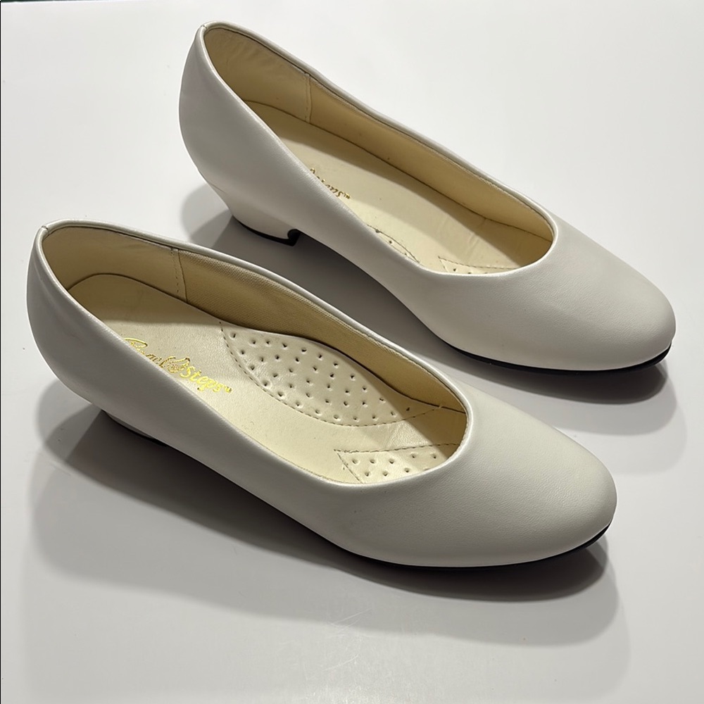 NEW! ComfortStep Women's White low heel with Cushioned Insole - Picture 3 of 8
